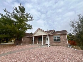 1684 S Laredo St in Aurora, CO - Building Photo