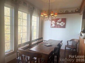 300 Creekside Wy, Unit B-101 in Burnsville, NC - Foto de edificio - Building Photo