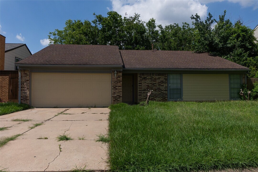 8643 Causeway Dr in Houston, TX - Building Photo