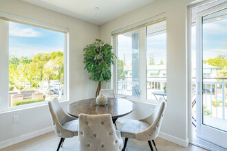 REALM APARTMENTS in Menlo Park, CA - Building Photo - Interior Photo