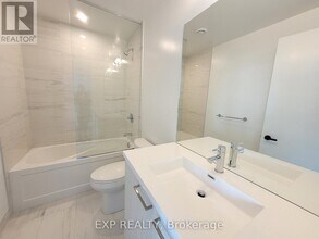225 Commerce St in Vaughan, ON - Building Photo - Building Photo