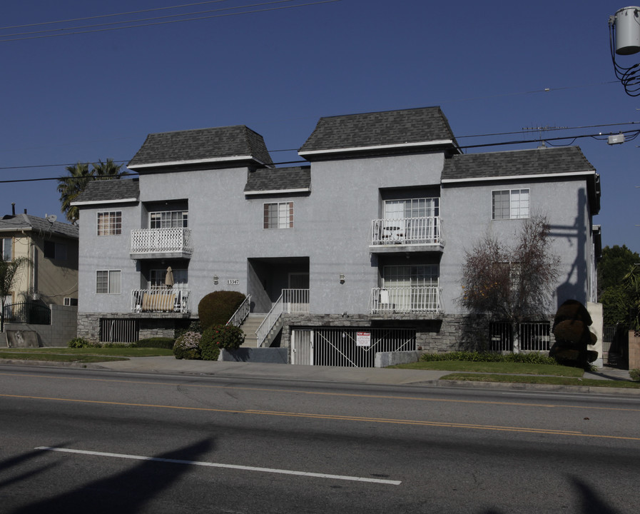 13347 Victory Blvd in Van Nuys, CA - Building Photo