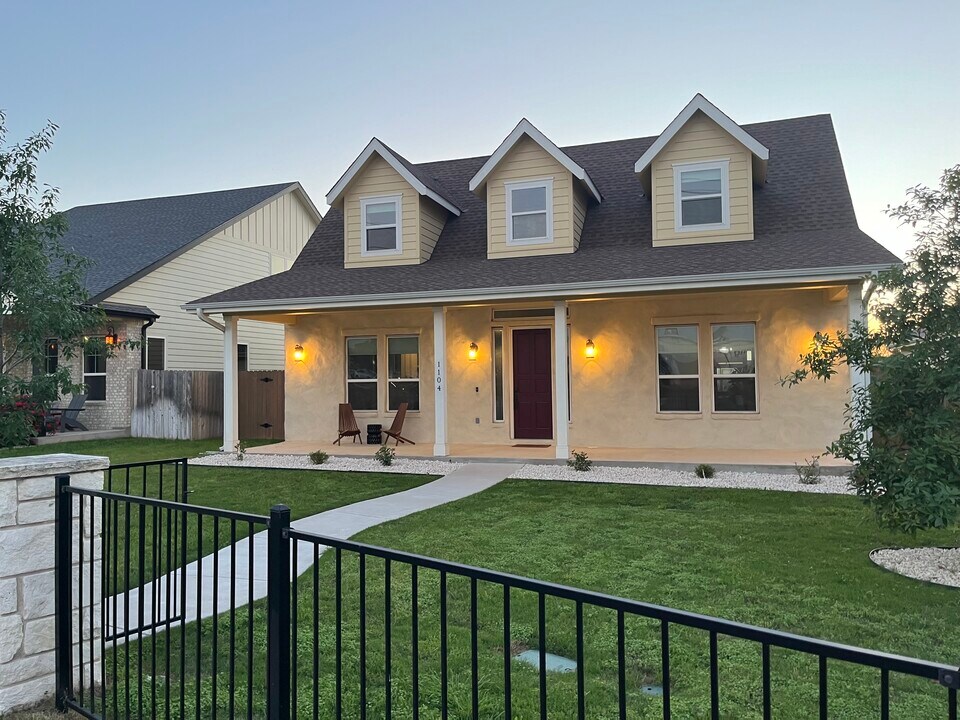 1104 Railroad Ave in Georgetown, TX - Building Photo