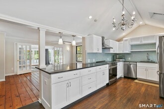 815 Valley Rd in New Canaan, CT - Building Photo - Building Photo