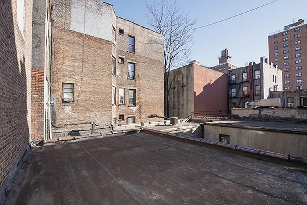 2254 2nd Ave in New York, NY - Building Photo