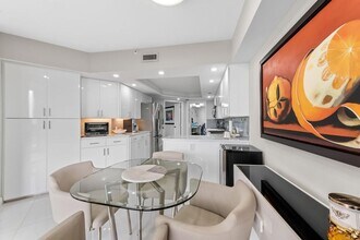 1900 Consulate Pl in West Palm Beach, FL - Building Photo - Building Photo