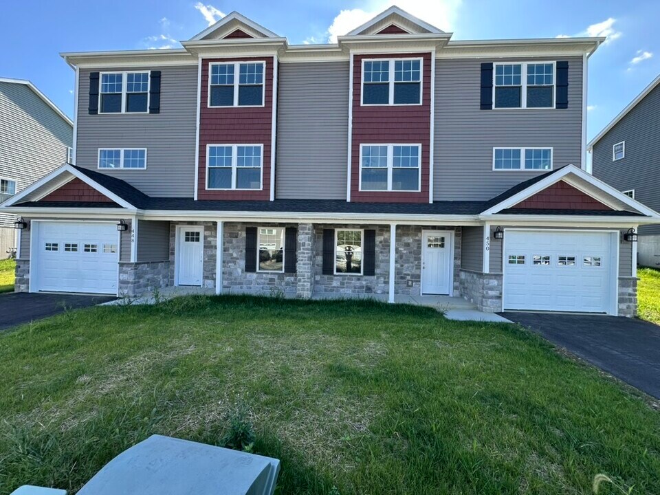 450 Smokering Dr in Robesonia, PA - Building Photo