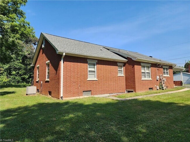 571 Lovers Ln in Mount Airy, NC - Building Photo - Building Photo