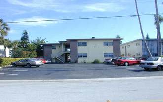 11755 3rd St E in Treasure Island, FL - Building Photo