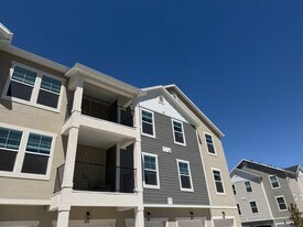4662 Poplar Wy, Unit Q303 in Mapleton, UT - Building Photo