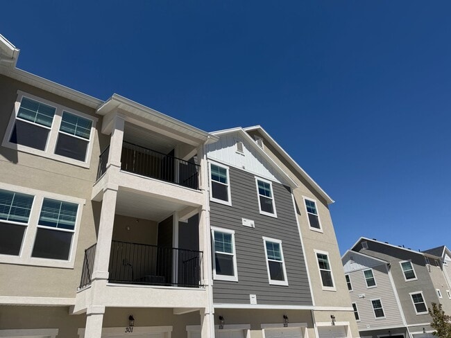 property at 4662 Poplar Wy