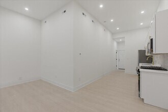 2234 W Irving Park Rd, Unit SF in Chicago, IL - Foto de edificio - Building Photo