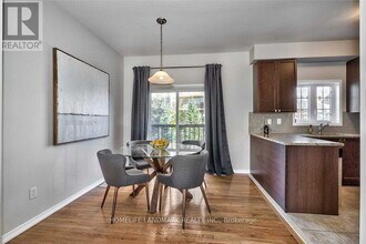 93 Georgian Dr in Oakville, ON - Building Photo - Building Photo