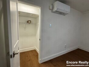 1200 Massachusetts Ave, Unit 214 in Cambridge, MA - Foto de edificio - Building Photo