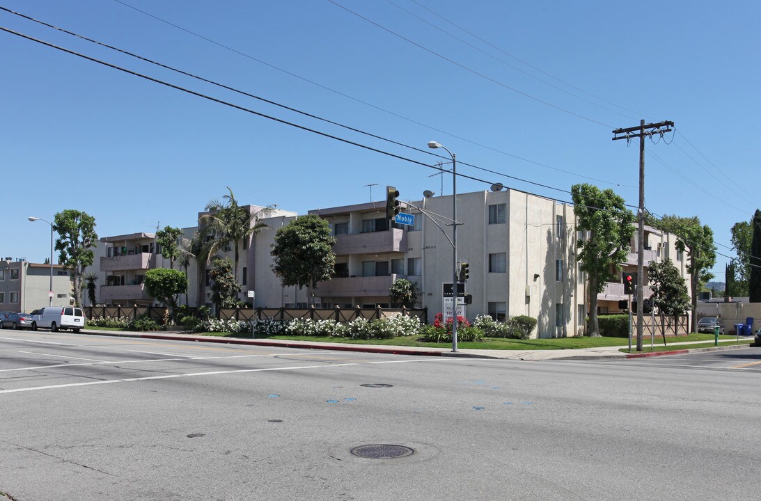 15050 Burbank Blvd in Van Nuys, CA - Foto de edificio