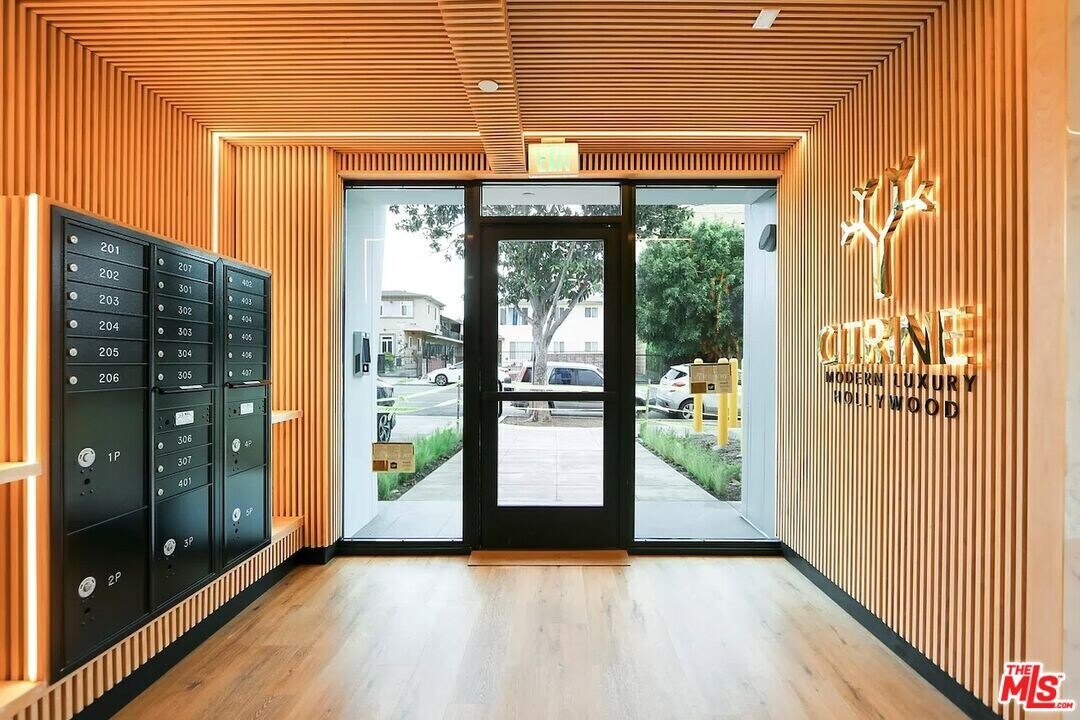 1525 N Hobart Blvd in Los Angeles, CA - Building Photo