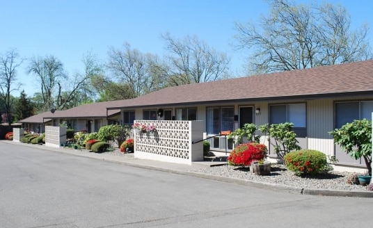 Poplar Court in Roseburg, OR - Building Photo