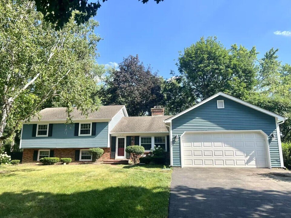 25W135 Essex Ave in Naperville, IL - Foto de edificio