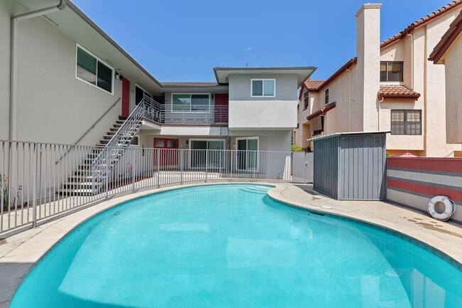 Huntington Villas in South Pasadena, CA - Foto de edificio - Building Photo