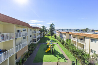 Lush Lakeside Apartments in Sunrise, FL - Building Photo - Building Photo