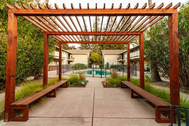 465 Calderon Ave in Mountain View, CA - Building Photo - Building Photo