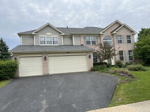 693 Providence Ln in Crystal Lake, IL - Building Photo - Building Photo