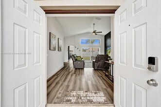 1063 Cedar Falls Dr in Weston, FL - Building Photo - Building Photo