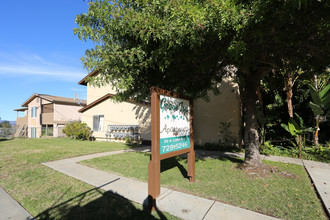 Grove Top in Fallbrook, CA - Foto de edificio - Building Photo