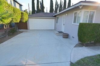 9966 Glencrest Cir in Burbank, CA - Foto de edificio - Building Photo