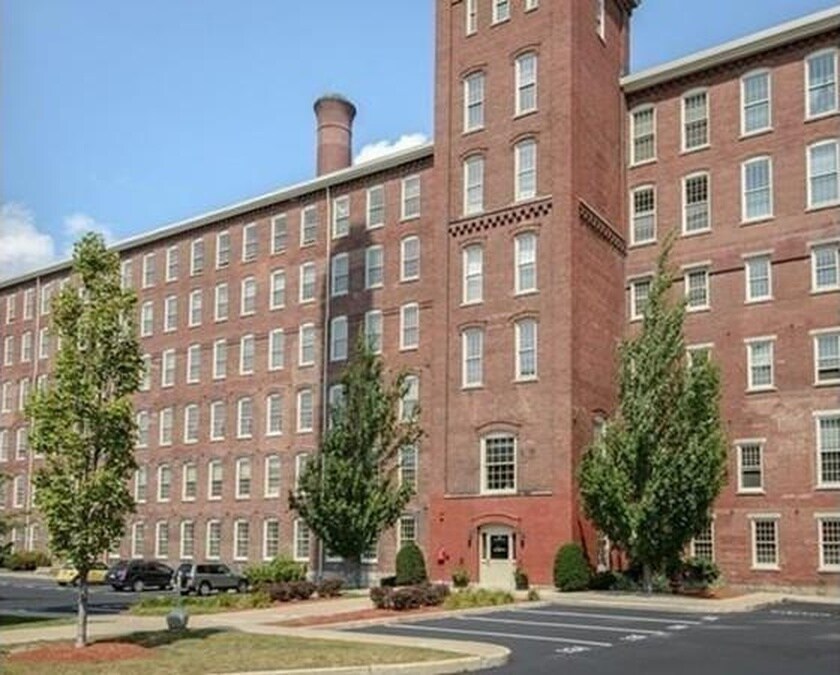 52 Lawrence Dr in Lowell, MA - Building Photo