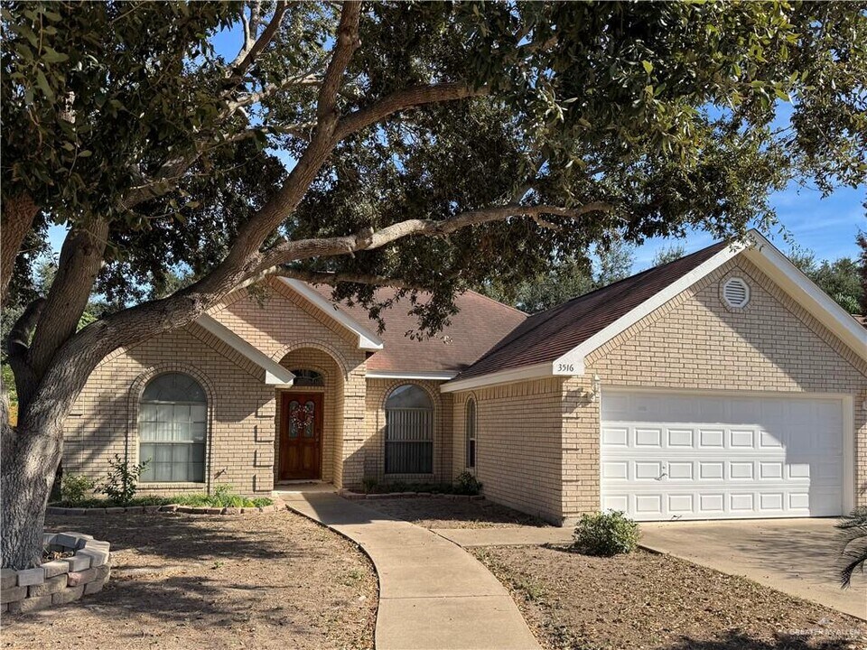 28 S 32nd St in McAllen, TX - Building Photo