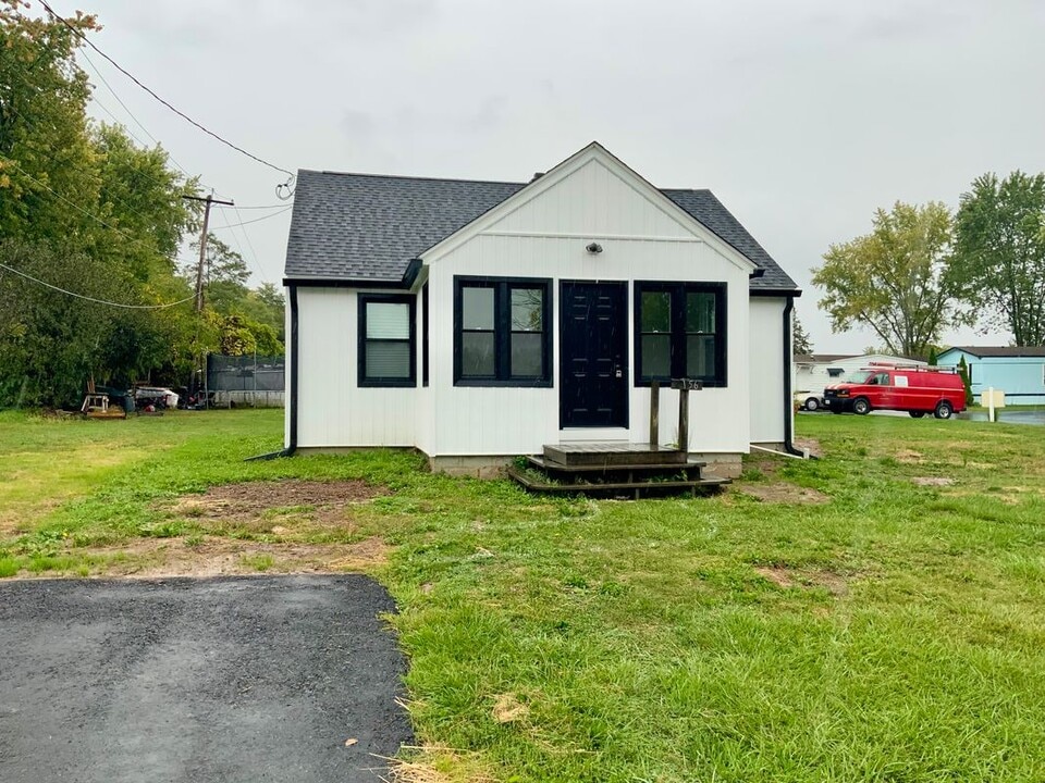 1156 US-9 in Hudson, NY - Building Photo