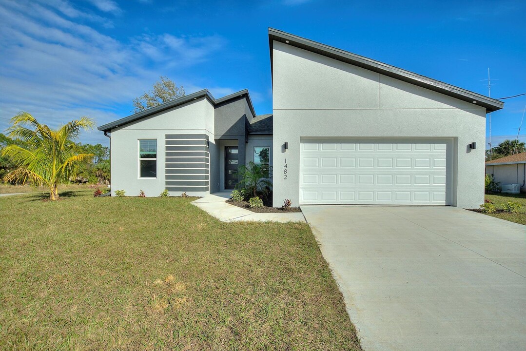 1482 Gardenside Cir in North Port, FL - Building Photo