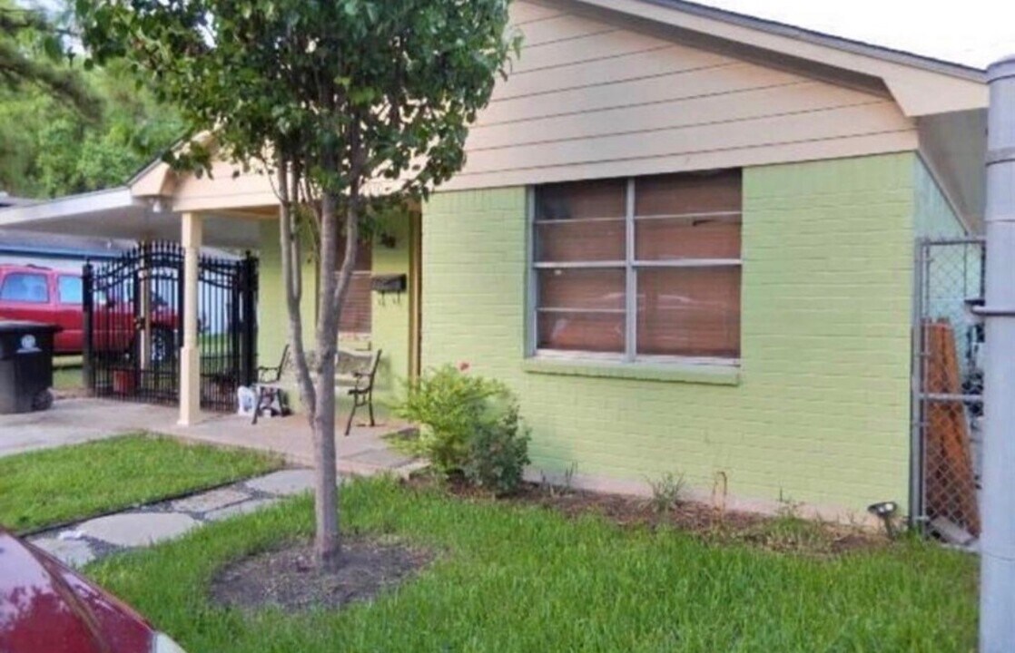 4510 Pecan Park Cir in Houston, TX - Building Photo