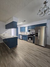293 E Julia Way in Hanford, CA - Foto de edificio - Building Photo