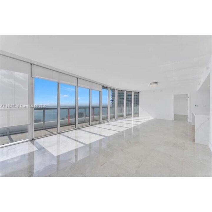465 Brickell Ave in Miami, FL - Building Photo