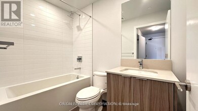 430-3430 Square One Dr in Mississauga, ON - Building Photo - Building Photo
