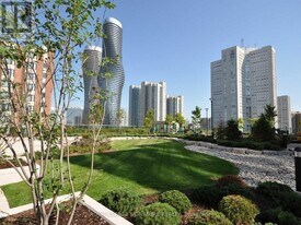 208 Enfield Pl in Mississauga, ON - Building Photo