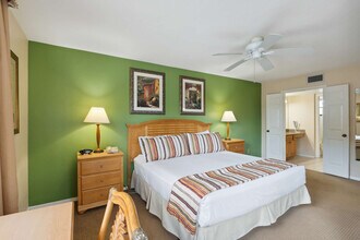 600 Neapolitan Way in Naples, FL - Foto de edificio - Building Photo