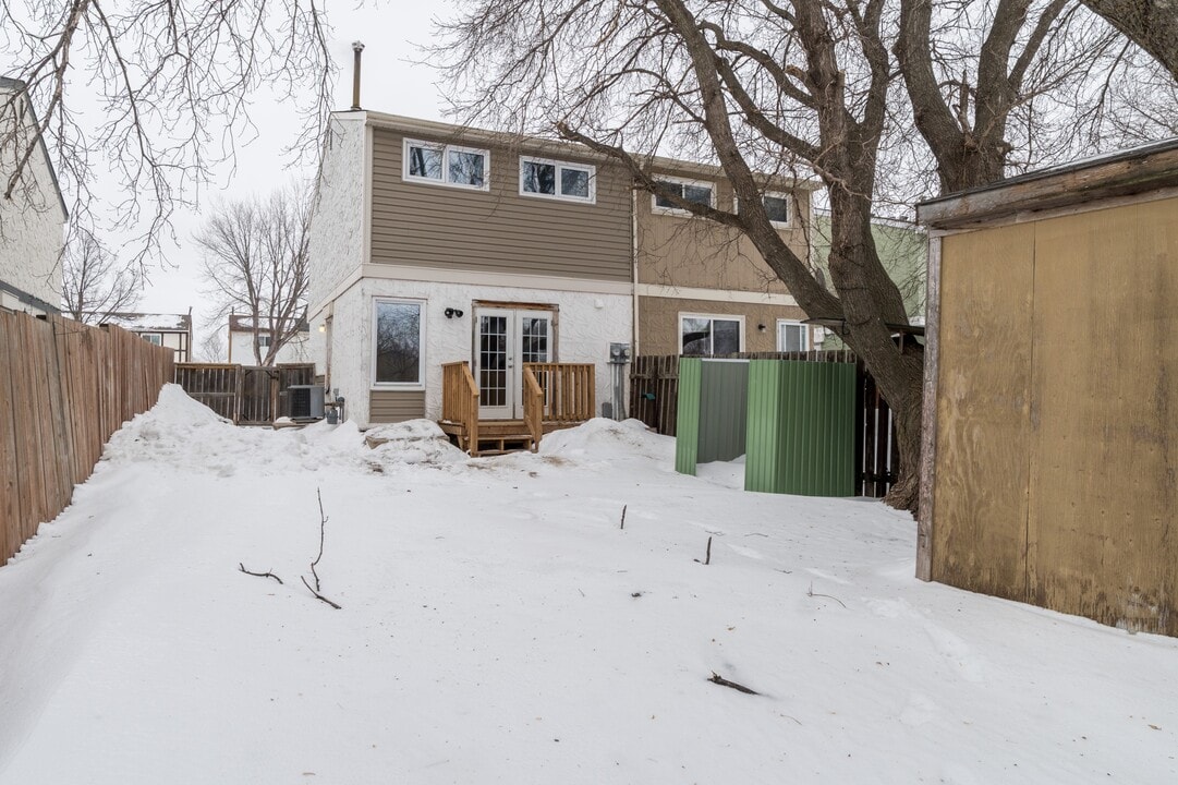 64 Rue le Maire in Winnipeg, MB - Building Photo