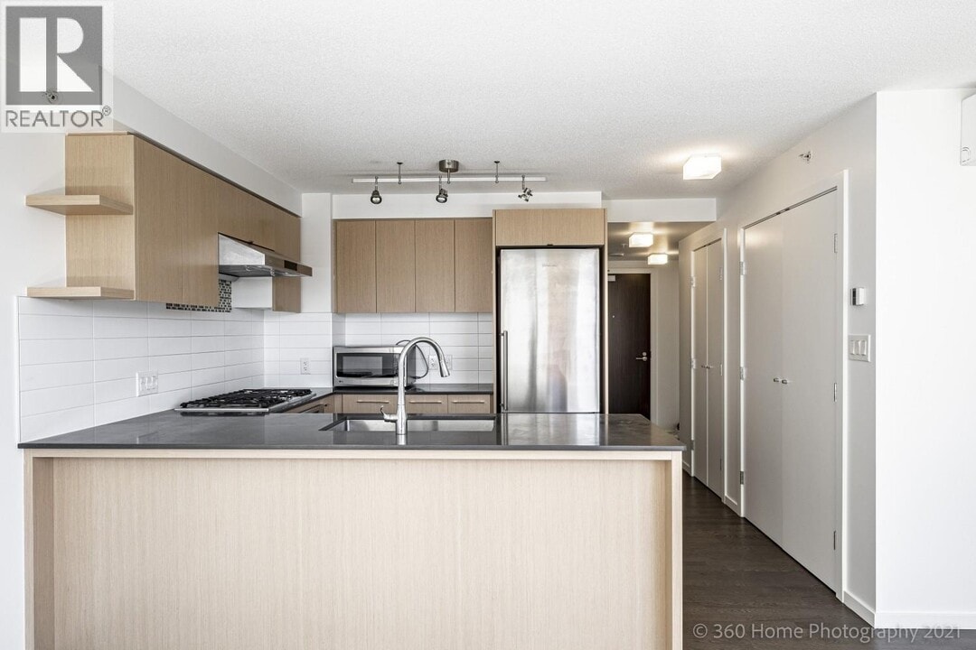 7988 Ackroyd Rd in Richmond, BC - Building Photo