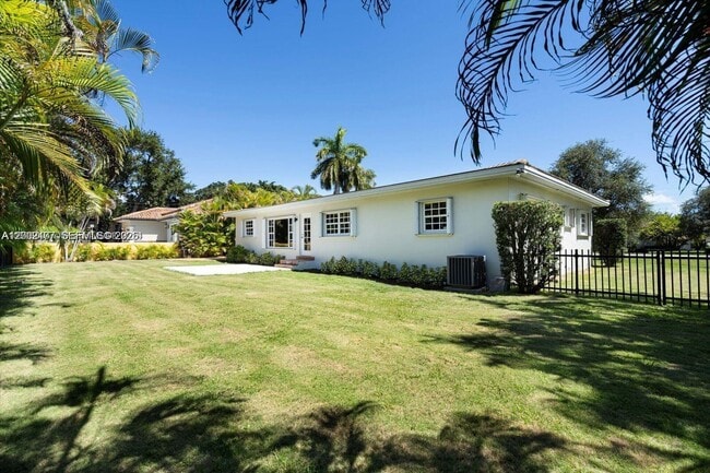 4930 Riviera Dr in Coral Gables, FL - Building Photo - Building Photo