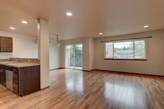 90 NE Melrose Dr in Oak Harbor, WA - Building Photo - Building Photo