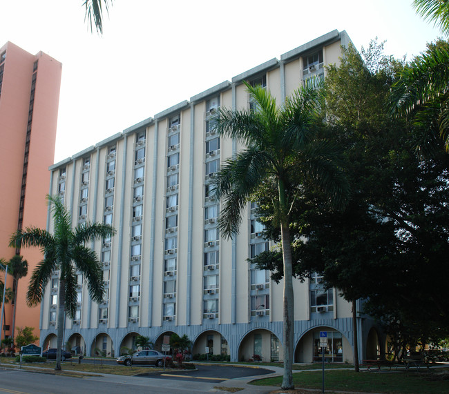 Royal Palm Towers in Ft. Myers, FL - Foto de edificio - Building Photo