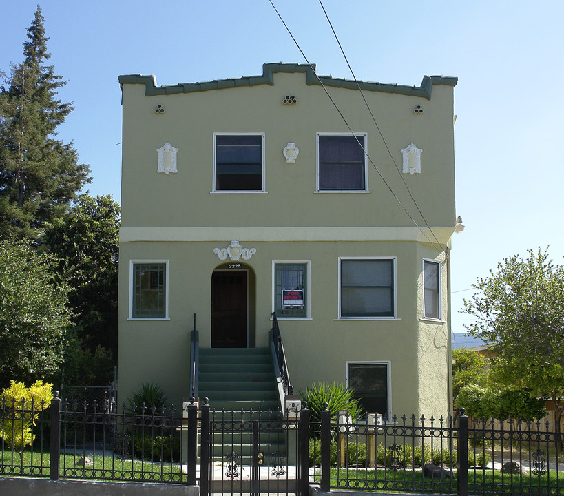 3228 Davis St in Oakland, CA - Foto de edificio