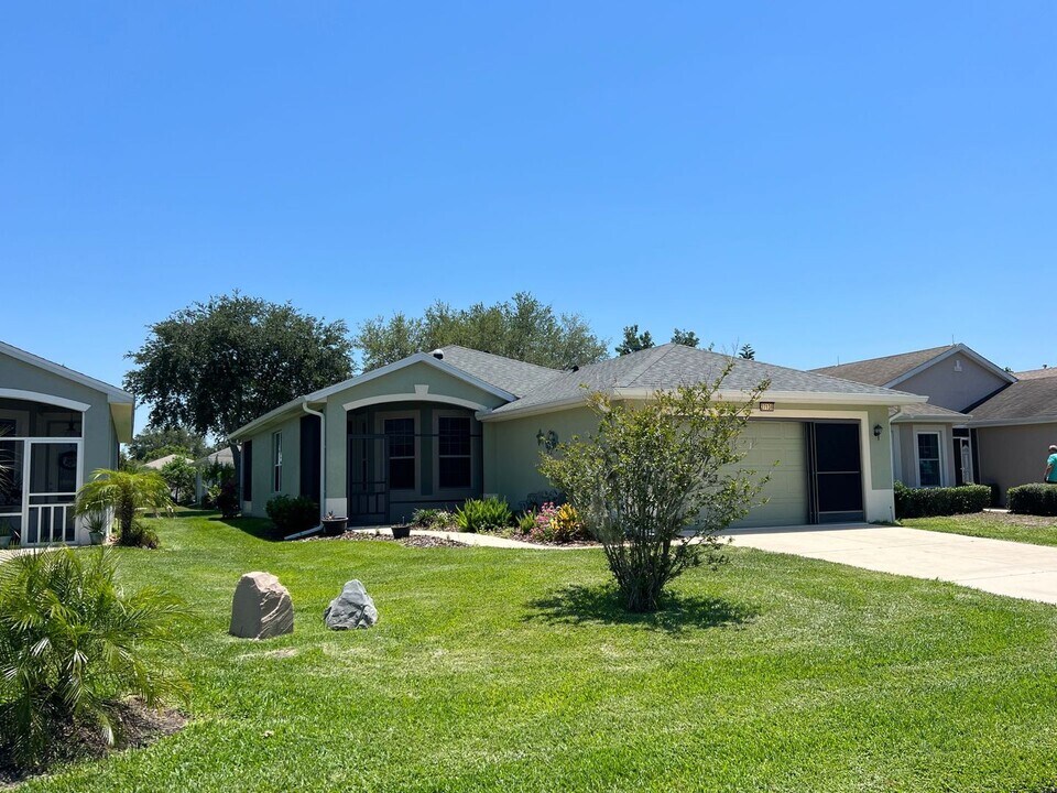 27138 Nostalgia Dr in Leesburg, FL - Building Photo