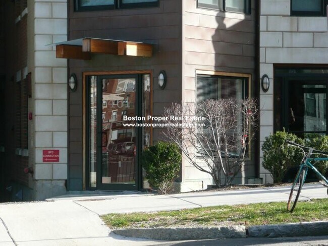 461 Park Dr, Unit 202 in Boston, MA - Foto de edificio - Building Photo