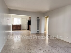 4859 1/2 Narragansett Ave in San Diego, CA - Building Photo - Building Photo