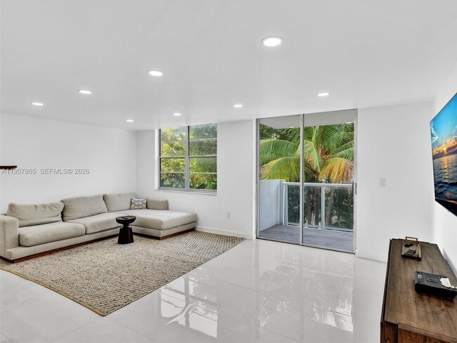 10000 W Bay Harbor Dr in Bay Harbor Islands, FL - Building Photo - Building Photo