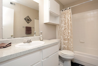 BELLA VISTA PARK in Dallas, TX - Building Photo - Interior Photo